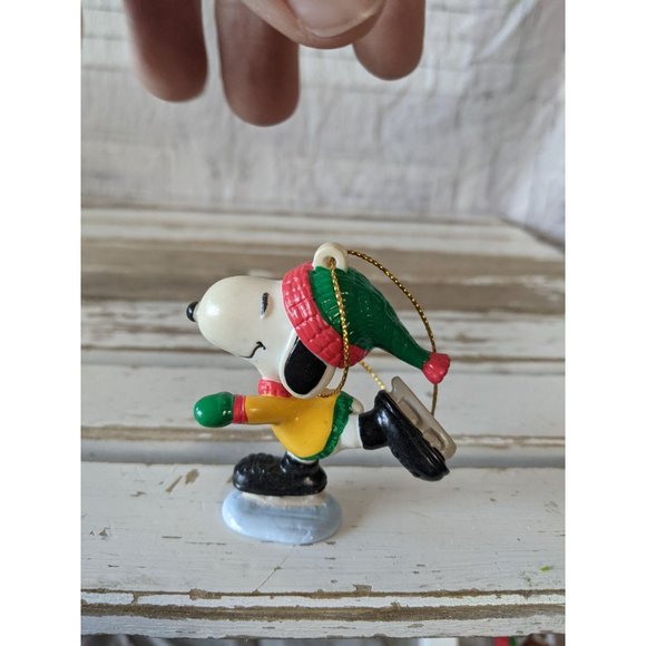 United feature Snoopy skating green hat ornament X - Picture 3 of 8